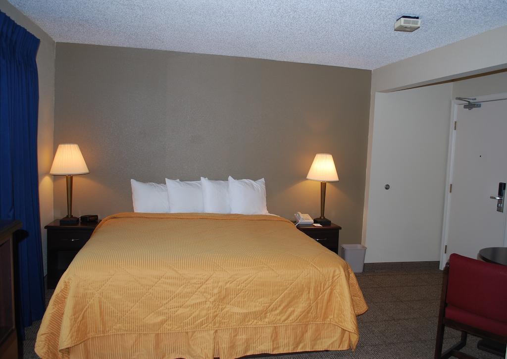 Clinton Inn & Suites Port Clinton Room photo