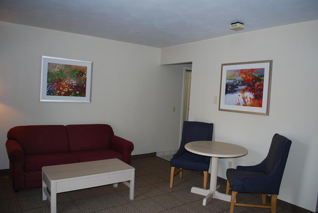 Clinton Inn & Suites Port Clinton Exterior photo