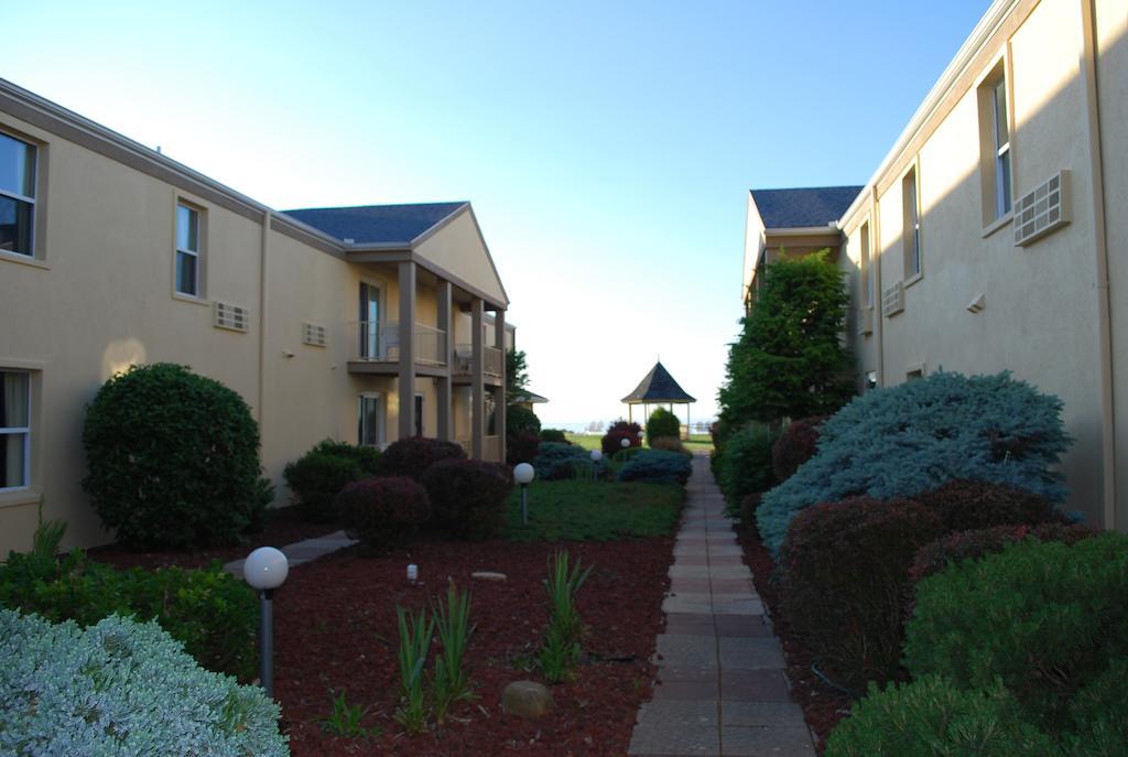 Clinton Inn & Suites Port Clinton Exterior photo