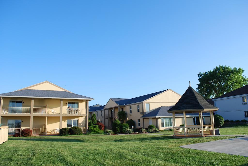 Clinton Inn & Suites Port Clinton Exterior photo