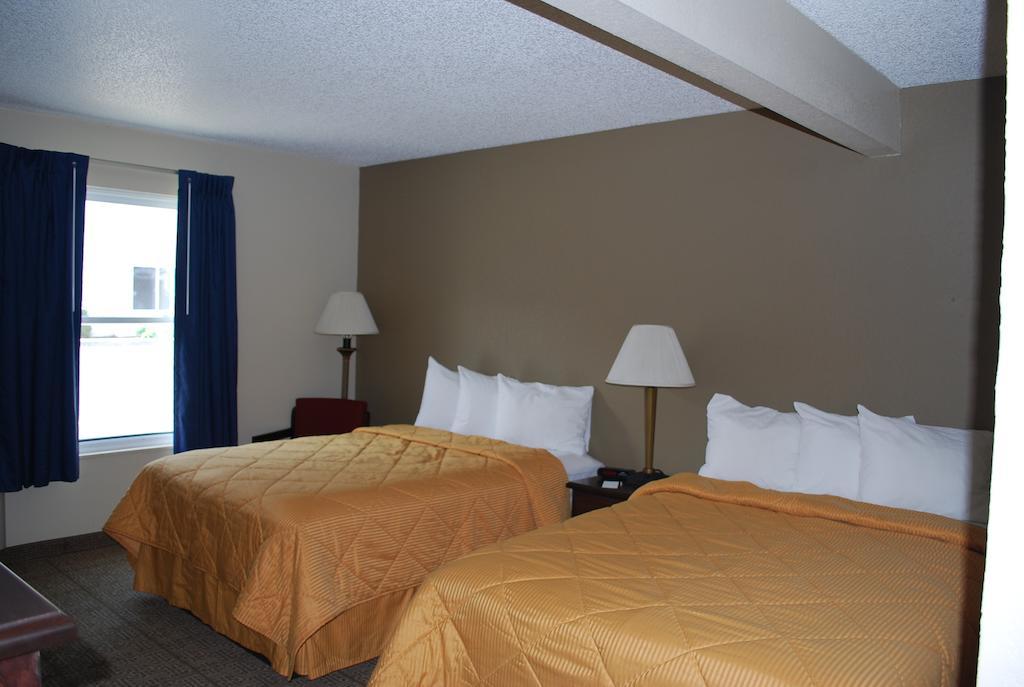 Clinton Inn & Suites Port Clinton Room photo