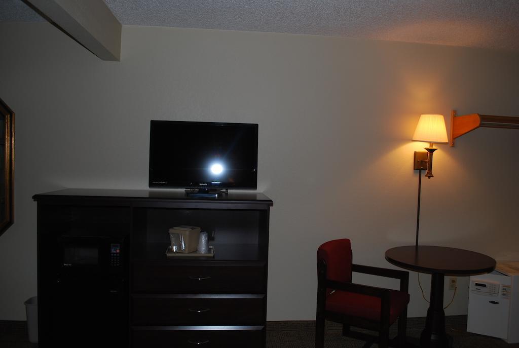 Clinton Inn & Suites Port Clinton Room photo