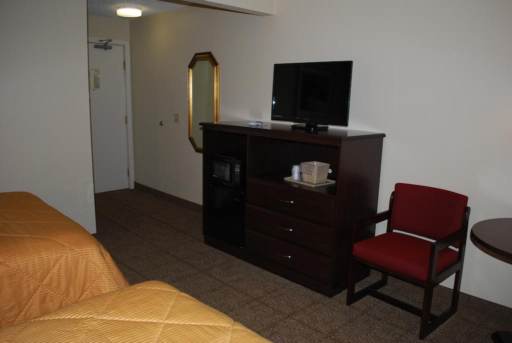 Clinton Inn & Suites Port Clinton Room photo